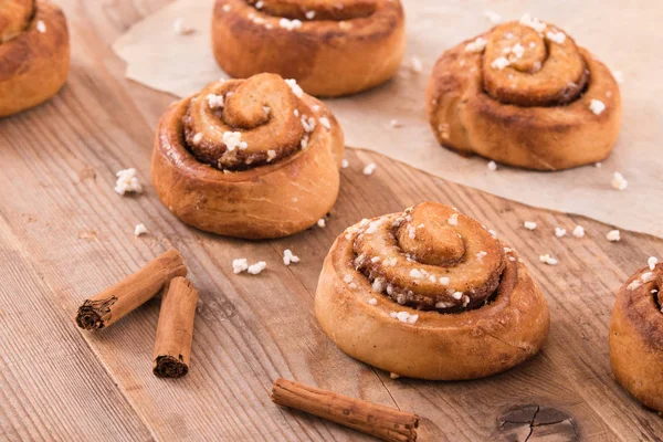 Rollos de canela sobre mesa de madera . — Foto de Stock