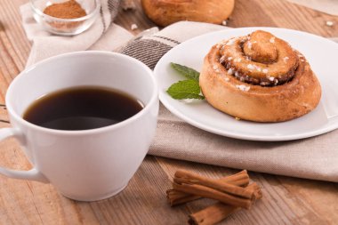 Ahşap masa üzerinde rulo tarçın. 