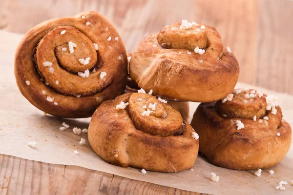 Rolos de canela na mesa de madeira . — Fotografia de Stock