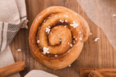 Ahşap masa üzerinde rulo tarçın. 