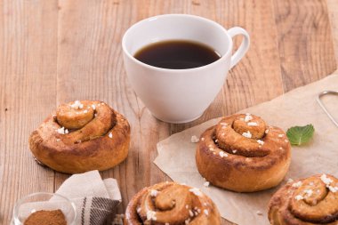 Ahşap masa üzerinde rulo tarçın. 