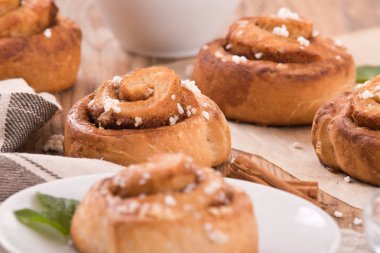 Ahşap masa üzerinde rulo tarçın. 