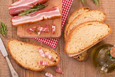 Ekmek ve pastırma kesme tahtası üzerinde. 