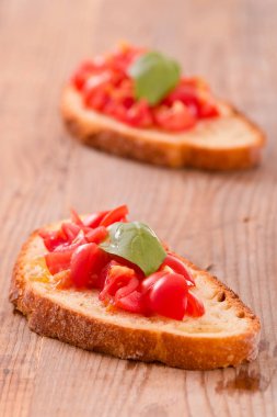 Fesleğen ve doğranmış domates Bruschetta ekmek. 