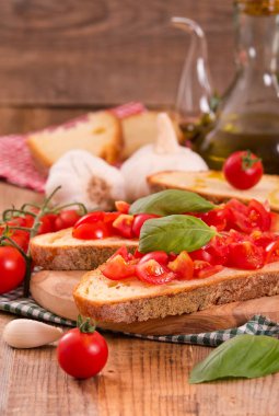 Fesleğen ve doğranmış domates Bruschetta ekmek. 