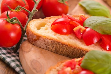Fesleğen ve doğranmış domates Bruschetta ekmek. 