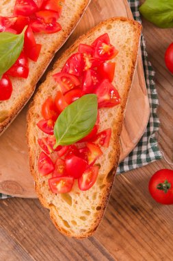 Fesleğen ve doğranmış domates Bruschetta ekmek. 