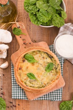 Ispanaklı tart cuttingboard üzerinde. 