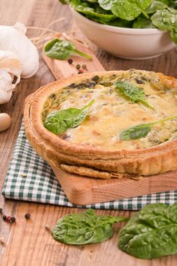 Ispanaklı tart cuttingboard üzerinde. 