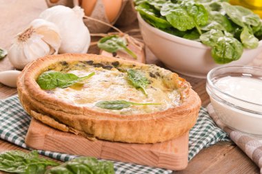 Ispanaklı tart cuttingboard üzerinde. 