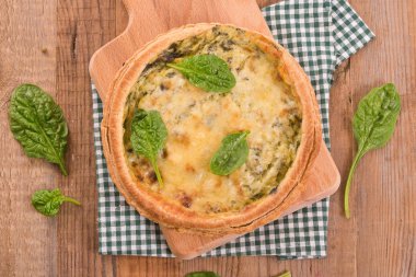 Ispanaklı tart cuttingboard üzerinde. 