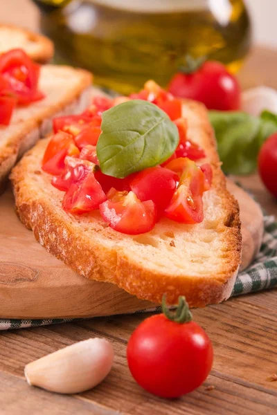 Pão Bruschetta com manjericão e tomate picado . — Fotografia de Stock