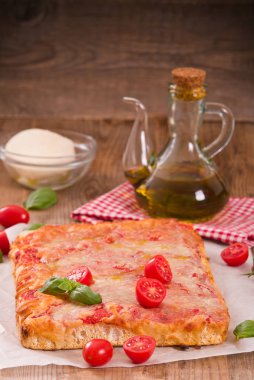 Peynir, domates ve taze fesleğen ile İtalyan pizza. 