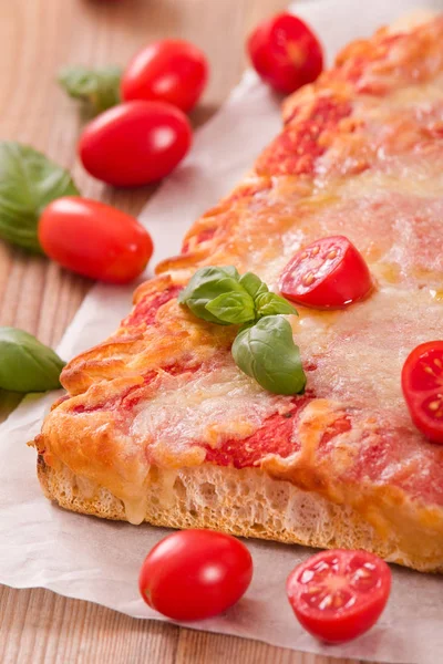 Italian pizza with cheese, tomatoes and fresh basil. — Stock Photo, Image