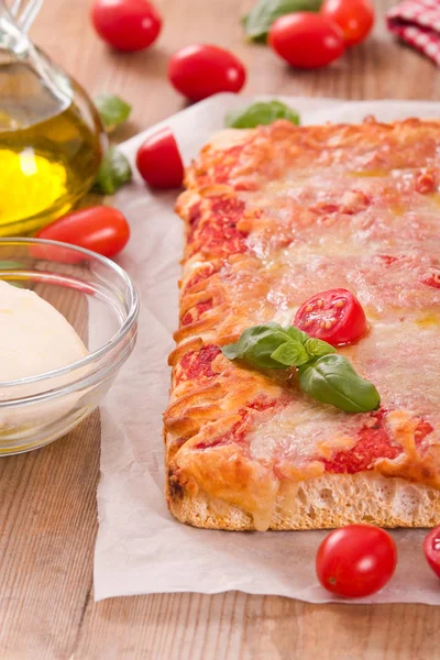 Italian pizza with cheese, tomatoes and fresh basil. — Stock Photo, Image