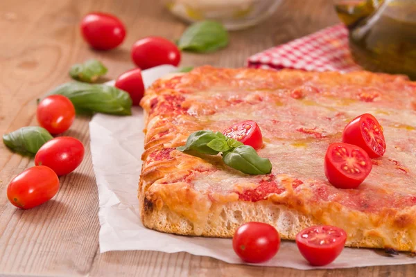 Italienische Pizza mit Käse, Tomaten und frischem Basilikum. — Stockfoto