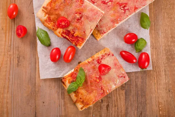 Italienische Pizza mit Käse, Tomaten und frischem Basilikum. — Stockfoto