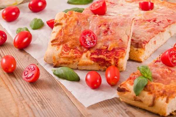 Pizza italiana con queso, tomate y albahaca fresca . — Foto de Stock