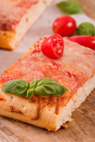 Pizza italiana com queijo, tomate e manjericão fresco . — Fotografia de Stock