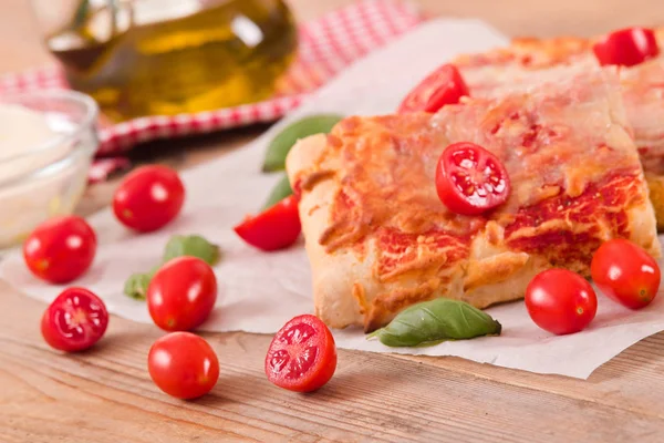 Pizza italiana con queso, tomate y albahaca fresca . — Foto de Stock