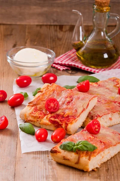 Italian pizza with cheese, tomatoes and fresh basil. — Stock Photo, Image