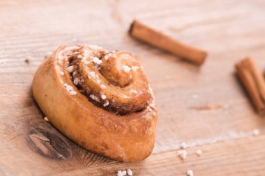 Ahşap masa üzerinde rulo tarçın. 