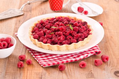 Beyaz çanak üzerinde ahududulu tart. 
