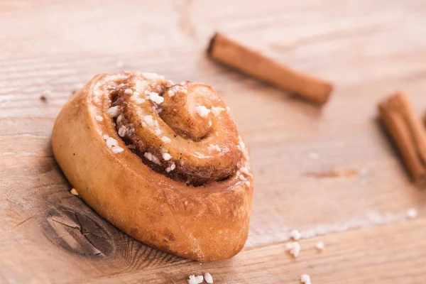 Rolos de canela na mesa de madeira . — Fotografia de Stock