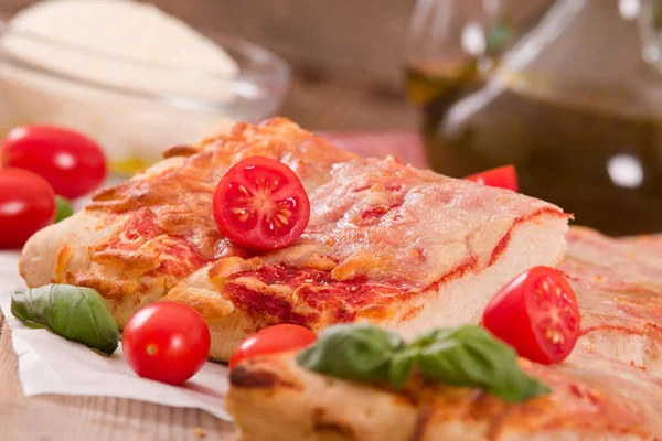 Italienische Pizza mit Käse, Tomaten und frischem Basilikum. — Stockfoto