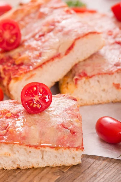 Итальянская пицца с сыром, помидорами и свежим базиликом . — стоковое фото