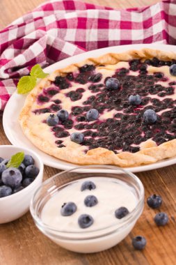 Beyaz çanak üzerinde üzümlü tart. 