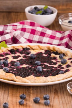 Beyaz çanak üzerinde üzümlü tart. 