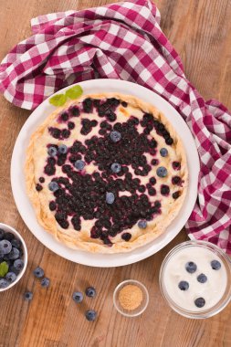 Beyaz çanak üzerinde üzümlü tart. 