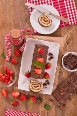 Çikolatalı rulo fındık ve çilek ile. 