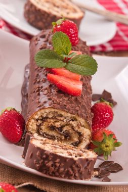 Çikolatalı rulo fındık ve çilek ile. 