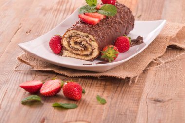 Çikolatalı rulo fındık ve çilek ile. 
