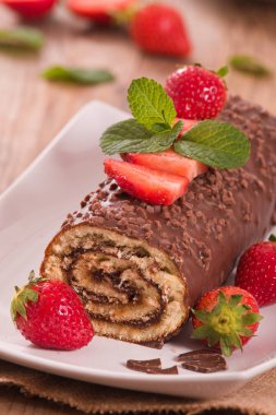 Çikolatalı rulo fındık ve çilek ile. 