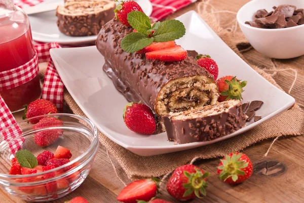 Rotolo di cioccolato con nocciole e fragole . — Foto Stock