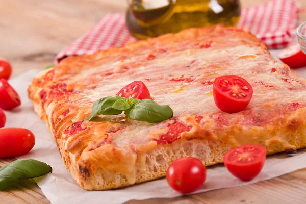 Pizza italienne au fromage, tomates et basilic frais . — Photo