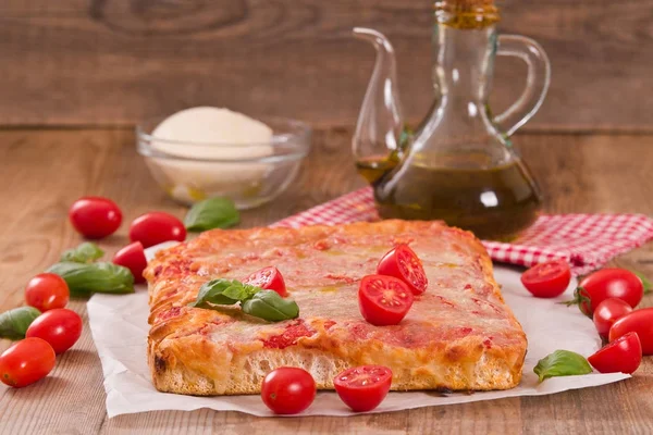 Italiaanse pizza met kaas, tomaten en verse basilicum. — Stockfoto