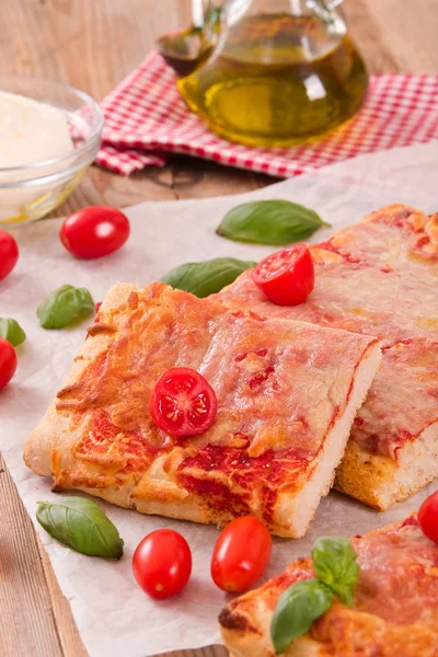 Italská pizza se sýrem, rajčaty a čerstvou bazalkou. — Stock fotografie