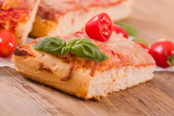 Italiaanse pizza met kaas, tomaten en verse basilicum. — Stockfoto