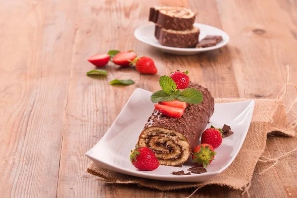 Rotolo di cioccolato con nocciole e fragole . — Foto Stock