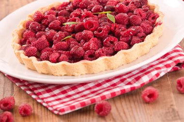 Beyaz çanak üzerinde ahududulu tart. 