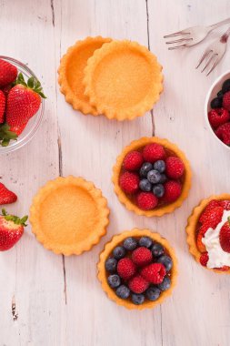 Tartlets orman meyve ile. 