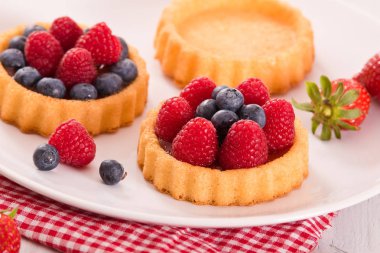 Tartlets orman meyve ile. 