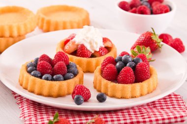 Tartlets orman meyve ile. 