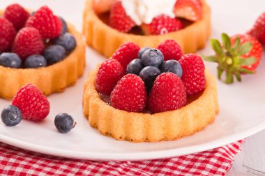 Tartlets orman meyve ile. 