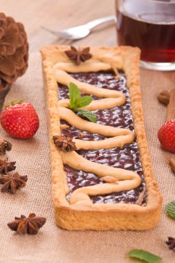 Yıldız anason ve tarçın çubuğu ile çilekli tart. 