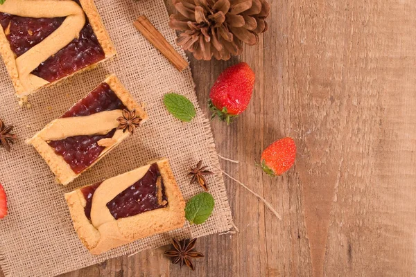 Yıldız anason ve tarçın çubuğu ile çilekli tart. 